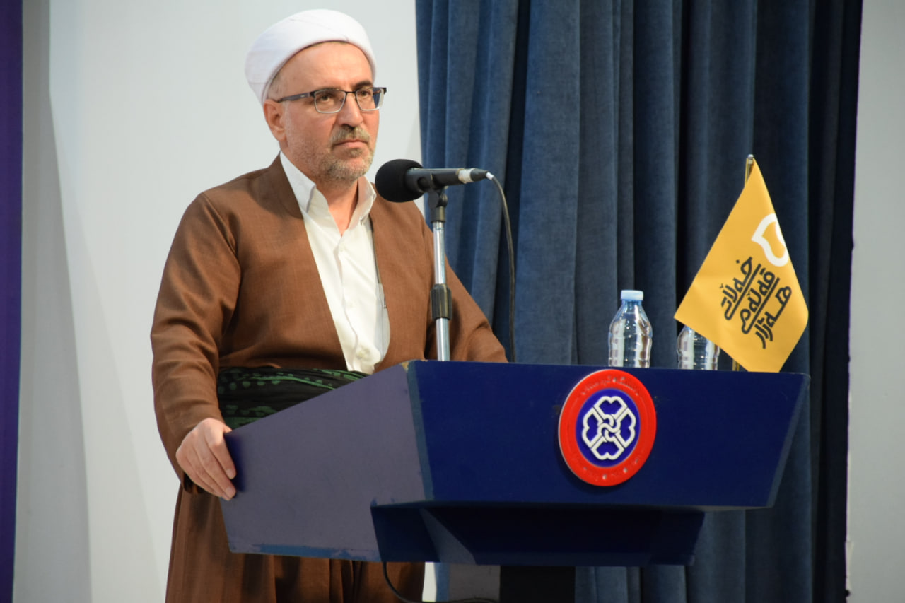 خدمت نکردن به زبان منکر شدن یکی از آیات خداست